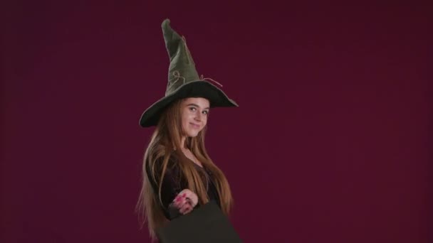 Fille en costume de sorcière d'Halloween avec sacs à provisions . — Video