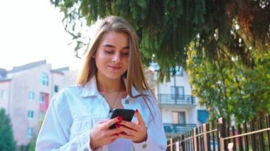 Mutlu görünüyordu Smartphone kullanan kadın
