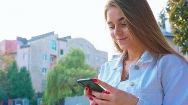 Mutlu görünüyordu Smartphone kullanan kadın