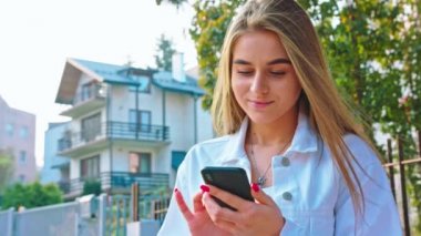 Mutlu görünüyordu Smartphone kullanan kadın