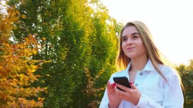 Mutlu görünüyordu Smartphone kullanan kadın