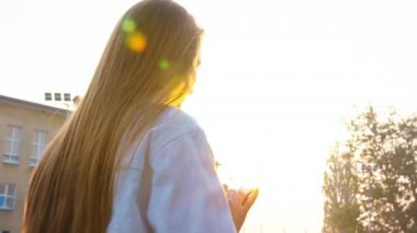 Mutlu görünüyordu Smartphone kullanan kadın