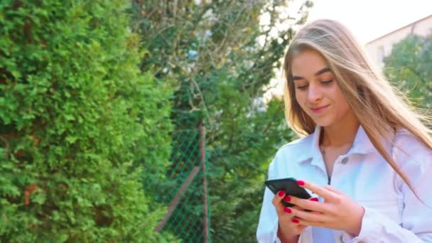 Mujer usando Smartphone buscando feliz — Vídeos de Stock