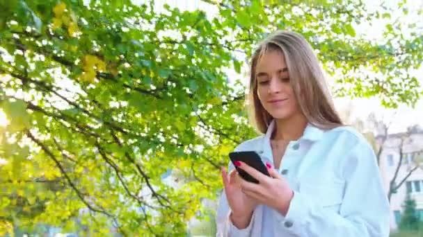 Mujer usando Smartphone buscando feliz — Vídeo de stock