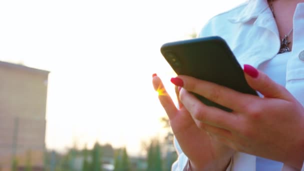 Femme utilisant Smartphone regardant heureux — Video