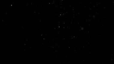 İzole edilmiş Siyah Arkaplana Beyaz Kar Düşüyor