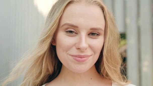 街に幸せな笑顔金髪の女性 クローズ アップ ショット ソフト フォーカス — ストック動画