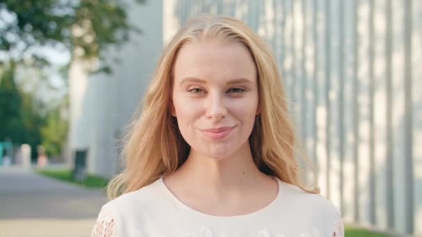 Glücklich lächelnde blonde Frau in der Stadt — Stockvideo