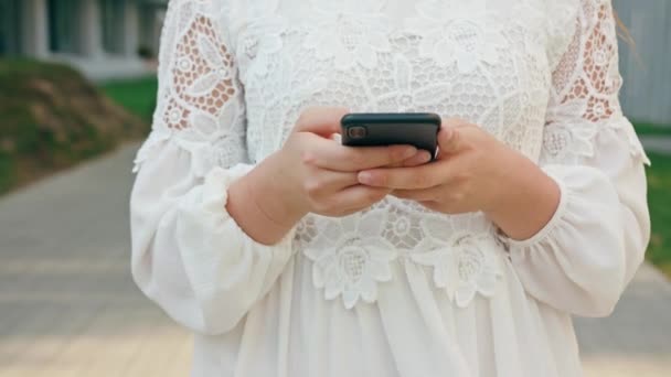 Lady a piedi e utilizzando un telefono in città — Video Stock