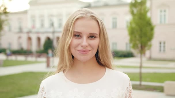 Mujer rubia sonriente feliz en la ciudad — Vídeo de stock