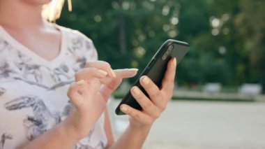 Genç Bayan kasabada bir telefon kullanma