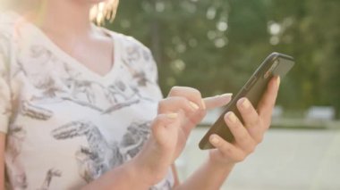 Genç Bayan kasabada bir telefon kullanma