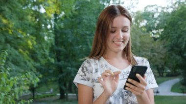 Genç Bayan kasabada bir telefon kullanma