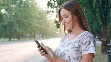 Genç Bayan kasabada bir telefon kullanma
