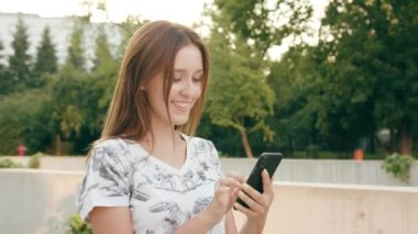 Genç Bayan kasabada bir telefon kullanma