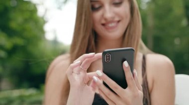 Genç Bayan kasabada bir telefon kullanma