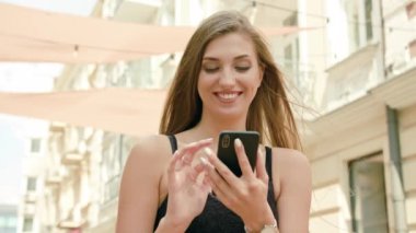 Genç Bayan kasabada bir telefon kullanma