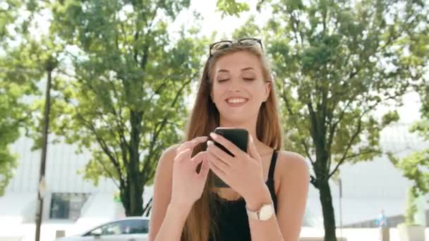 Young Lady Menggunakan Telepon di Kota — Stok Video