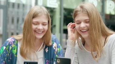 Genç bayanlar kullanarak şehirde onların telefon