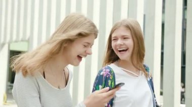 Genç bayanlar kasabada bir telefon kullanma