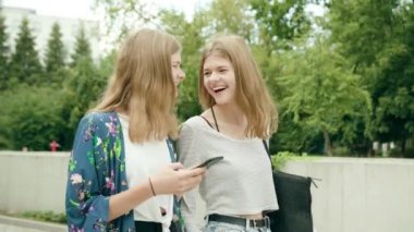 Genç bayanlar kasabada bir telefon kullanma