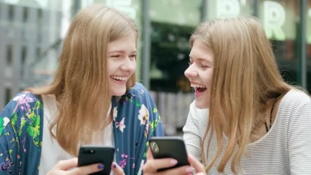 Jovens senhoras usando seus telefones na cidade — Vídeo de Stock