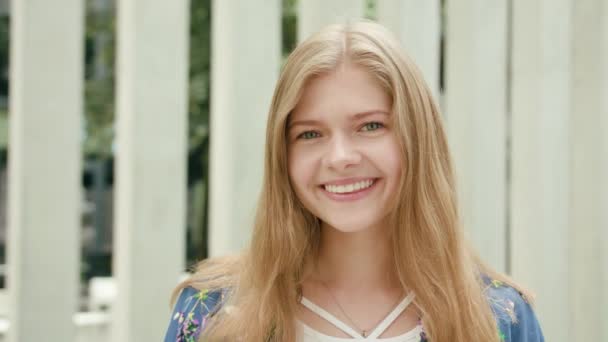 Happy Smiling Blonde Woman City Street Close Shot Soft Focus — Stock Video