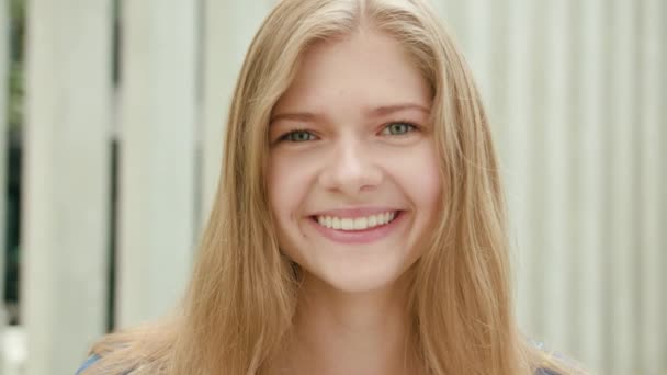 Mujer rubia sonriente feliz en la ciudad — Vídeos de Stock