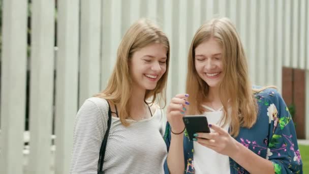 Jovens senhoras usando um telefone na cidade — Vídeo de Stock