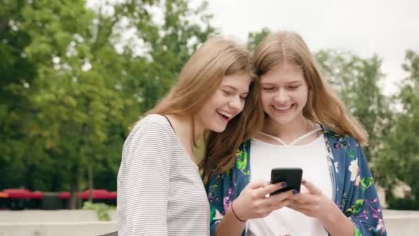 Девушки с помощью телефона в городе — стоковое видео