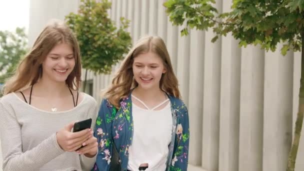 Jeunes femmes utilisant un téléphone en ville — Video