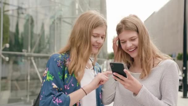 Jeunes femmes utilisant un téléphone en ville — Video