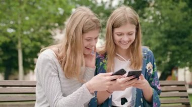 Genç bayanlar kasabada bir telefon kullanma