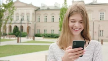 Genç Bayan kasabada bir telefon kullanma