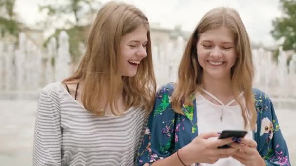 Девушки с помощью телефона в городе — стоковое видео