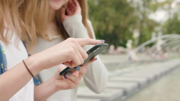 携帯電話を屋外で使う女性の手のクローズ アップ — ストック動画