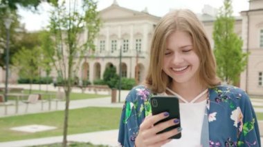 Genç Bayan kasabada bir telefon kullanma