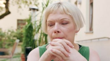 Endişe dışında oturan sarışın genç kadın