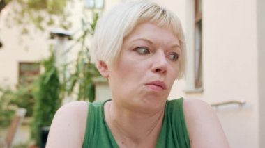 Endişe dışında oturan sarışın genç kadın