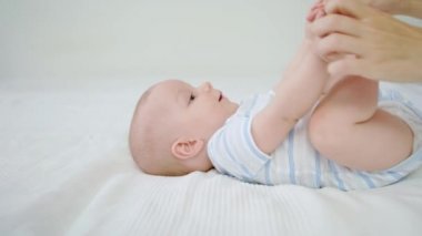 Şirin bebek evde yatağında yalan