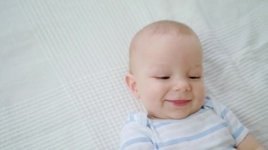 Şirin bebek evde yatağında yalan