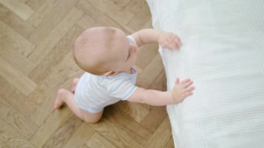 Bebek kız yatakta katta ayakta