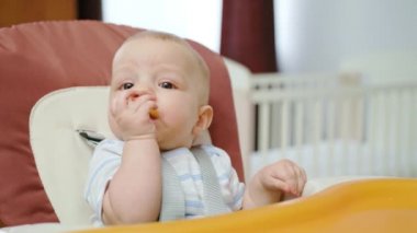 Şirin bebek koltuğu evde yemek