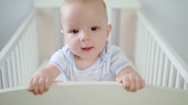 Lindo bebé jugando en su cuna en casa — Vídeos de Stock