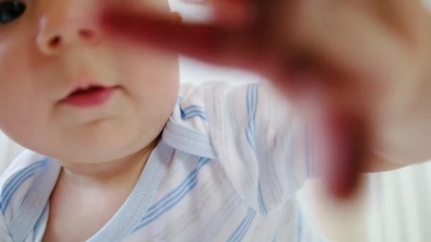 Niedliches Baby spielt mit der Kamera — Stockvideo
