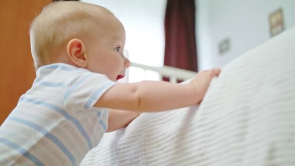 Schattig Baby spelen in haar wieg thuis — Stockvideo