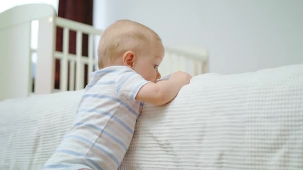 Lindo bebé jugando en su cuna en casa — Vídeos de Stock