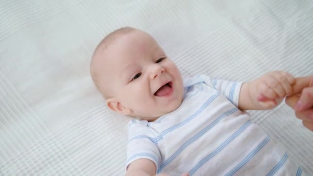 Lindo bebé acostado en su cama en casa — Vídeos de Stock