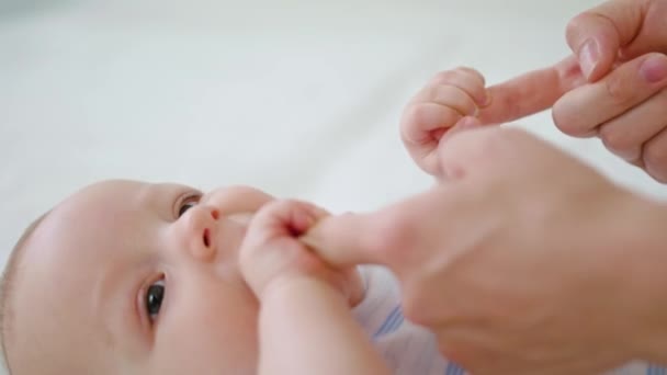 Bebê bonito deitado em sua cama em casa — Vídeo de Stock