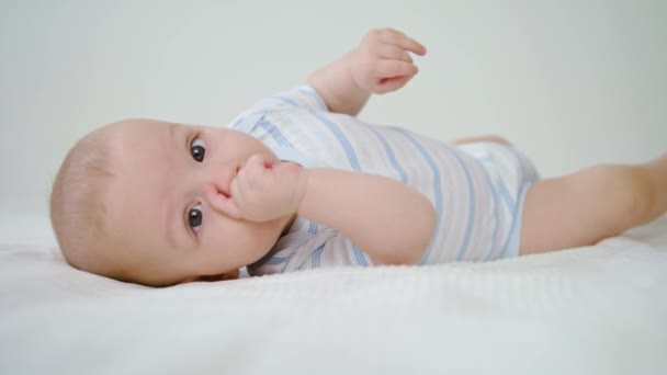 Niedliches Baby liegt zu Hause im Bett — Stockvideo